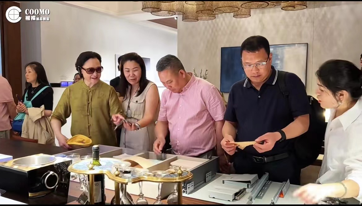 SHANGHAI ENTREPRENEURS WALK INTO COOMO